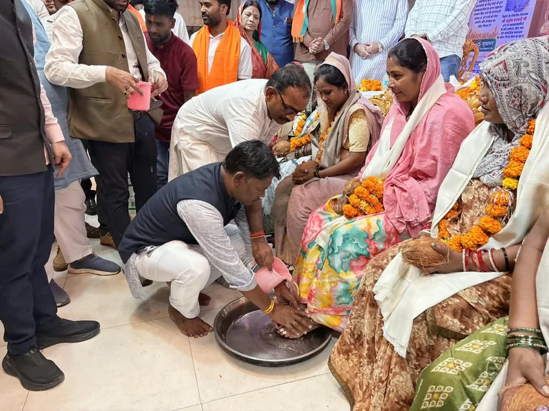 सफाई कर्मियों के चरण धोकर विधायक ने किया सम्मान